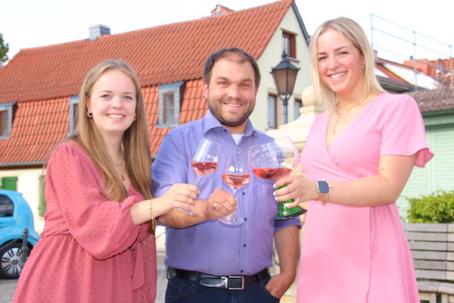 Marie-Sophie Döß (links) übernimmt das Amt des Fräuleins von Flörsheim von Franceska Rissel (rechts). Ortsbürgermeister Tobias Rohrwick (Mitte) freut sich über die gelungene Nachfolge. Foto: Daniel Korst