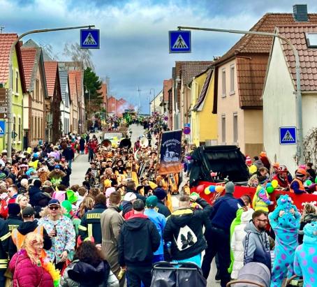 Hunderte Zuschauerinnen und Zuschauer verfolgten den Fastnachtsumzug in Flörsheim-Dalsheim an der Zugstrecke.