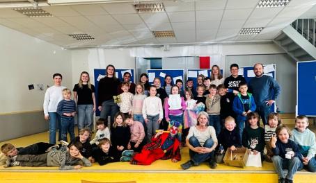 Kinder und Betreuerteam beim Gruppenfoto im Bürgerhaus Flörsheim-Dalsheim.